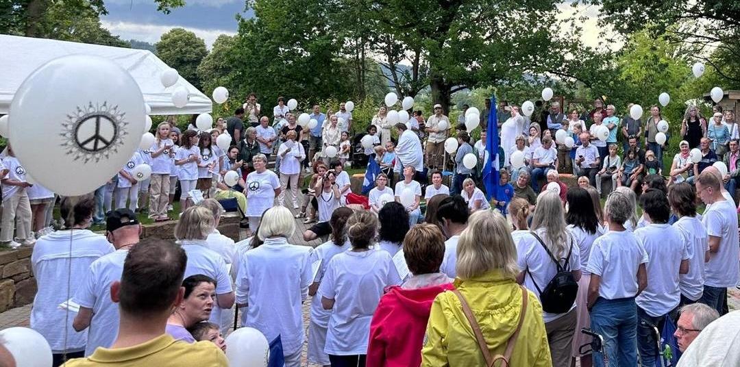 Singen für den Frieden im Schöpfungsgarten